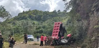 Chofer queda atrapado en la cabina de volteo Chofer queda atrapado en la cabina de volteo