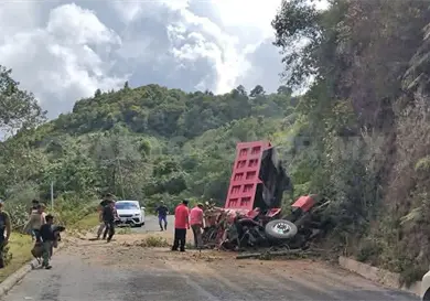 Chofer queda atrapado en la cabina de volteo Chofer queda atrapado en la cabina de volteo
