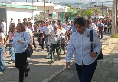 Molesta que escuelas no participen en desfile