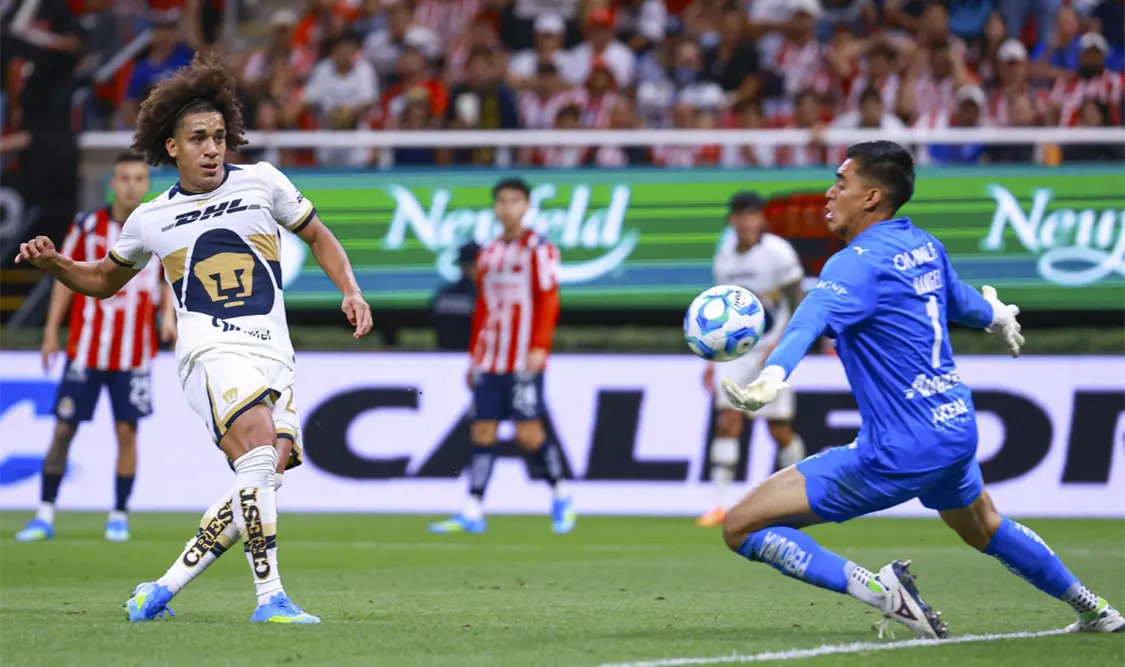 Chivas y Pumas medirán fuerzas este domingo en el estadio Akron a las 7:07 de la noche. Agencias