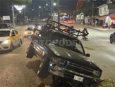 Acaba sobre camellón al perder el control de pick up Acaba sobre camellón al perder el control de pick up