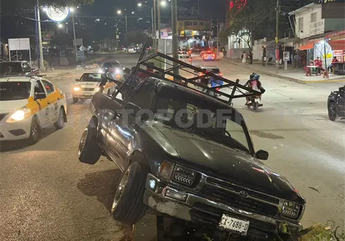 Acaba sobre camellón al perder el control de pick up Acaba sobre camellón al perder el control de pick up