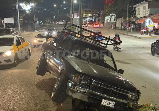 Acaba sobre camellón al perder el control de pick up Acaba sobre camellón al perder el control de pick up
