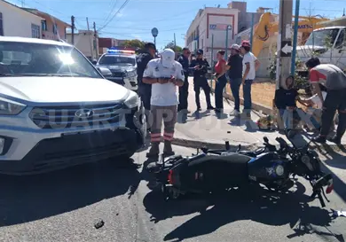 Se incorpora mal y embiste a motorista Se incorpora mal y embiste a motorista