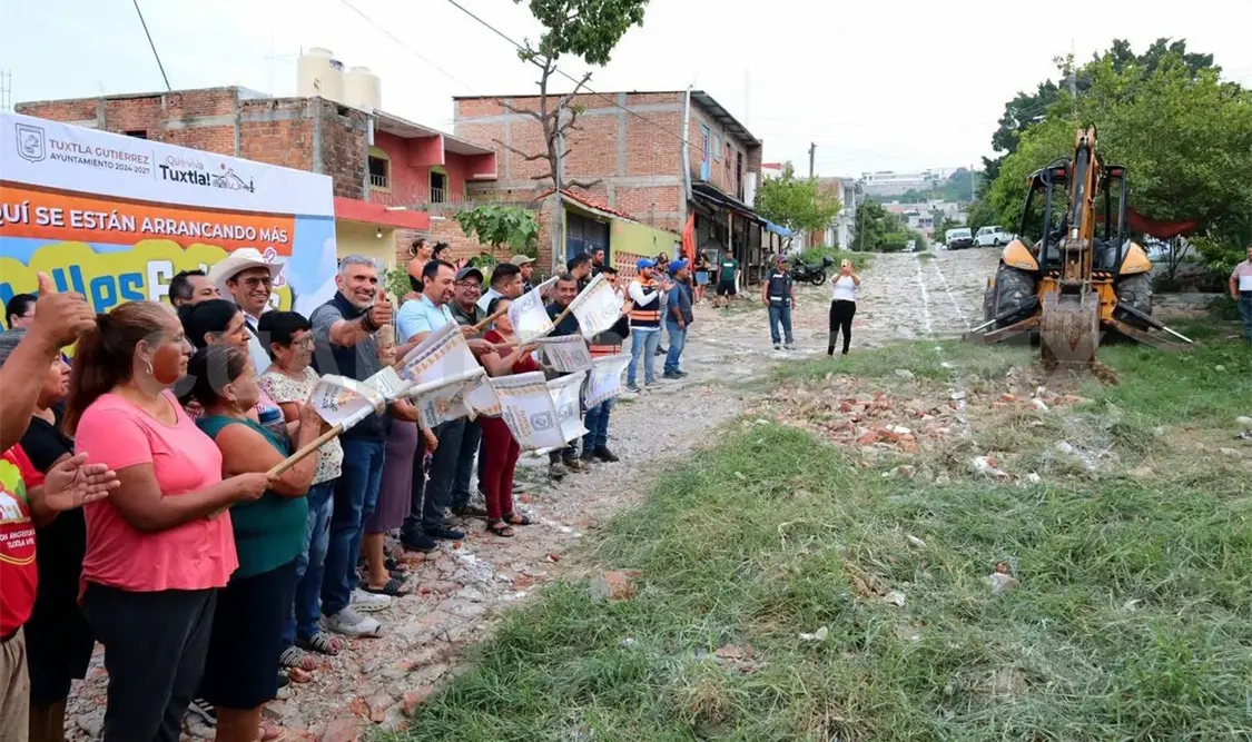 El alcalde junto a las y los vecinos dieron el banderazo de inicio. Cortesía