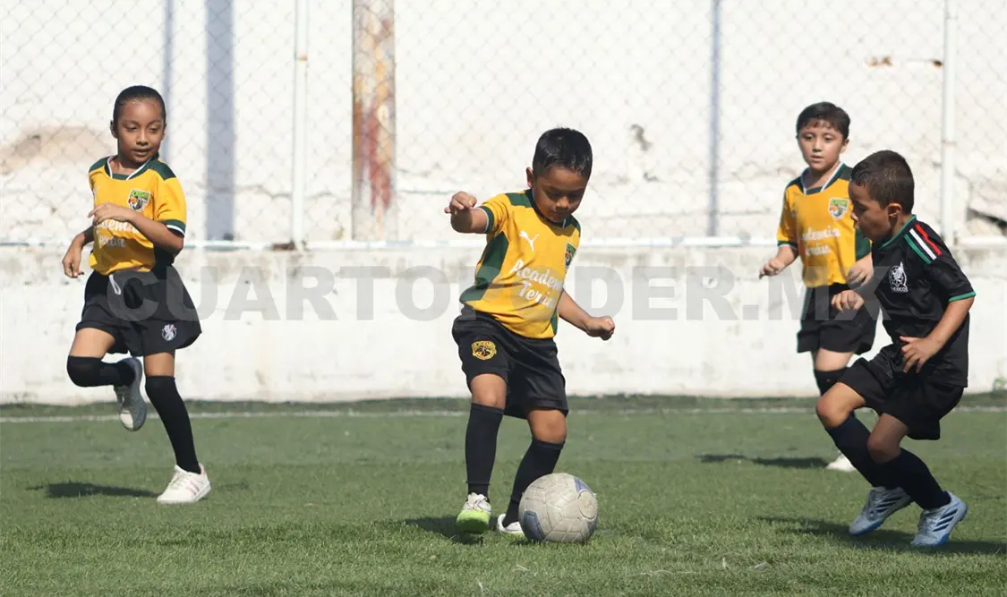 Los jugadores de ambas academias disputaron un encuentro de preparación en la cancha de Fut 7 San Ángel. Alan Pola/CP