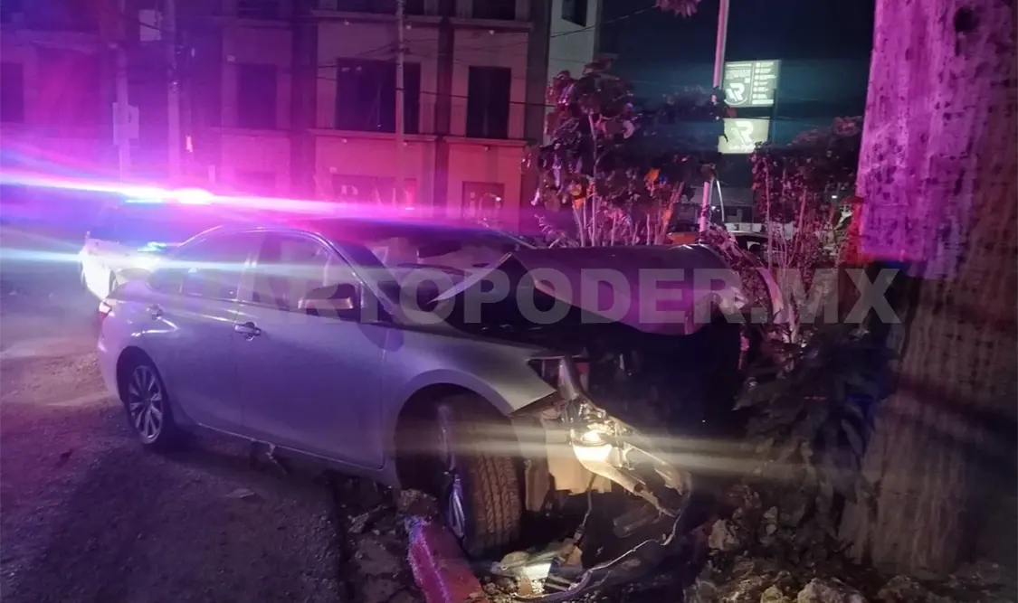 El sedán se destrozó al salirse de la vialidad y colisionar contra un árbol. Ulises Villalobos / CP