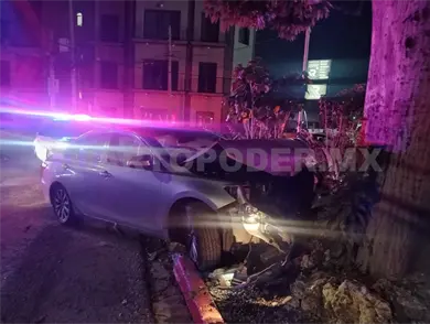 Se estrella en un árbol por exceso de velocidad Se estrella en un árbol por exceso de velocidad