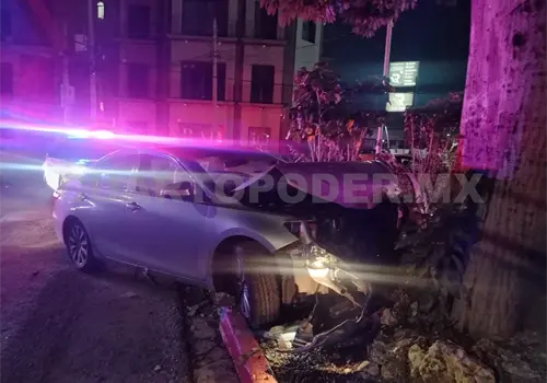 Se estrella en un árbol por exceso de velocidad Se estrella en un árbol por exceso de velocidad