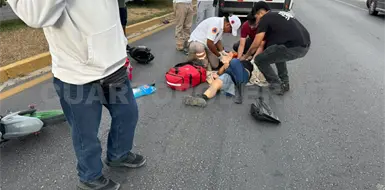 Golpea a auto y cae de su moto al intentar rebasar Golpea a auto y cae de su moto al intentar rebasar