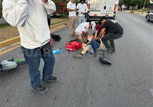 Golpea a auto y cae de su moto al intentar rebasar Golpea a auto y cae de su moto al intentar rebasar