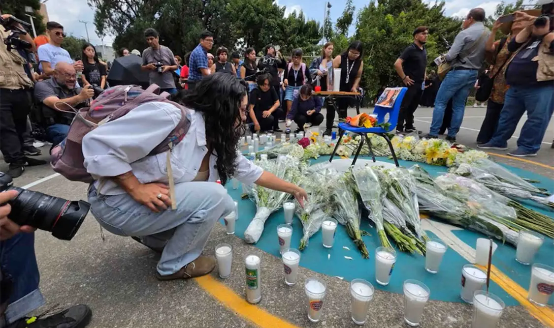 En el Instituto de Ciencias de la Comunicación de la UAEM, docentes y alumnos armaron un altar y exigieron justicia. Cortesía