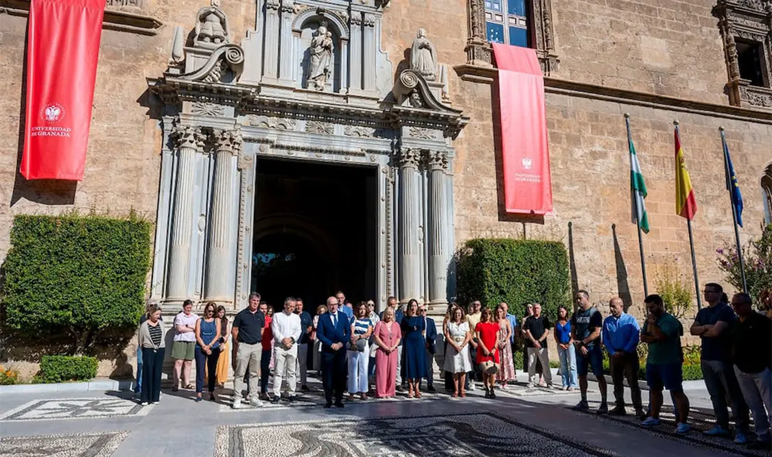 El rector de la Universidad de Granada, Pedro Mercado (centro), y el resto de docentes, durante el minuto de silencio por el asesinato de Claudia Tacoronte. Cortesía