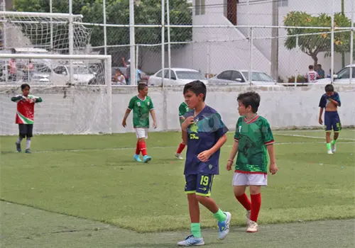 Colegio La Paz debuta con goleada