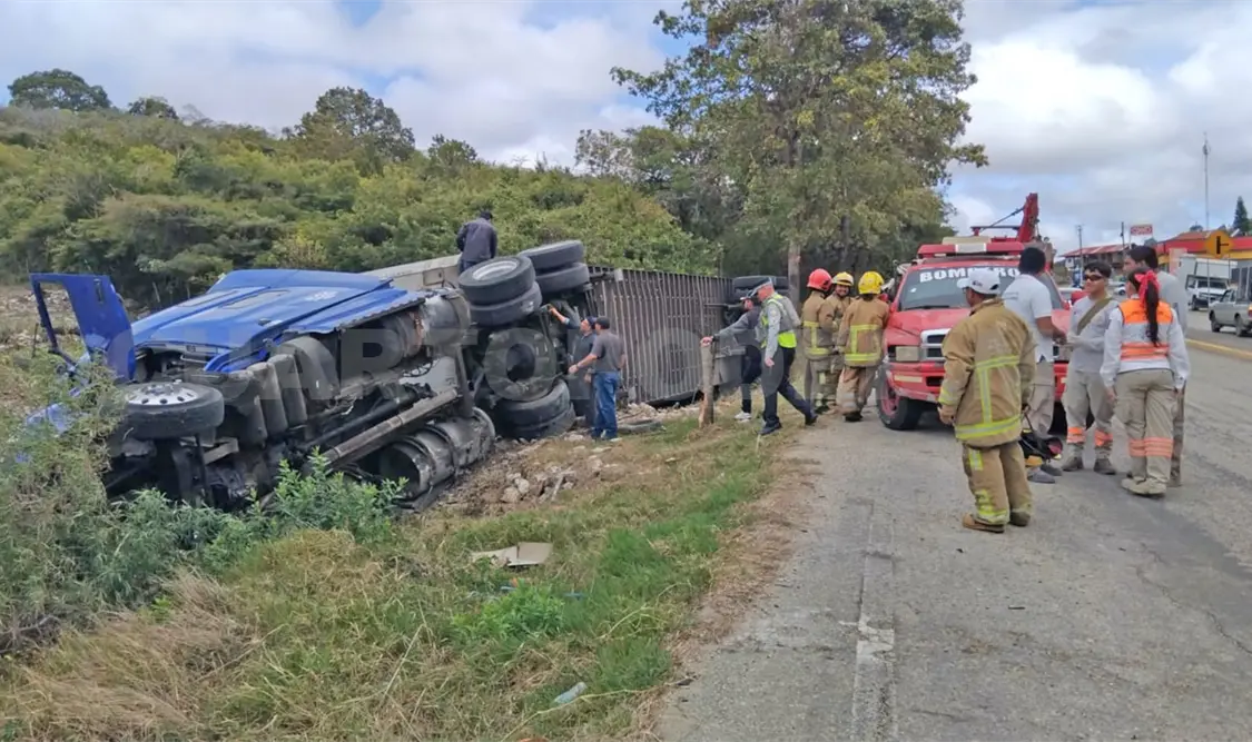 El tráiler avanzó sin control y abandonó la vialidad en una curva. Juan Orel / CP