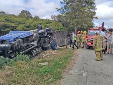Por falla en los frenos, tráiler avanza sin chofer Por falla en los frenos, tráiler avanza sin chofer