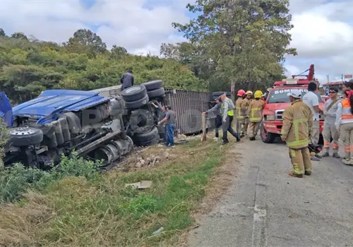 Por falla en los frenos, tr&aacute;iler avanza sin chofer