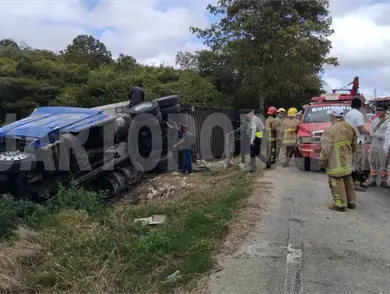 Por falla en los frenos tr&aacute;iler avanza sin chofer