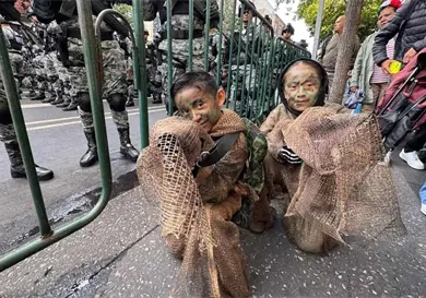 Roban miradas dos pequeños francotiradores Roban miradas dos pequeños francotiradores