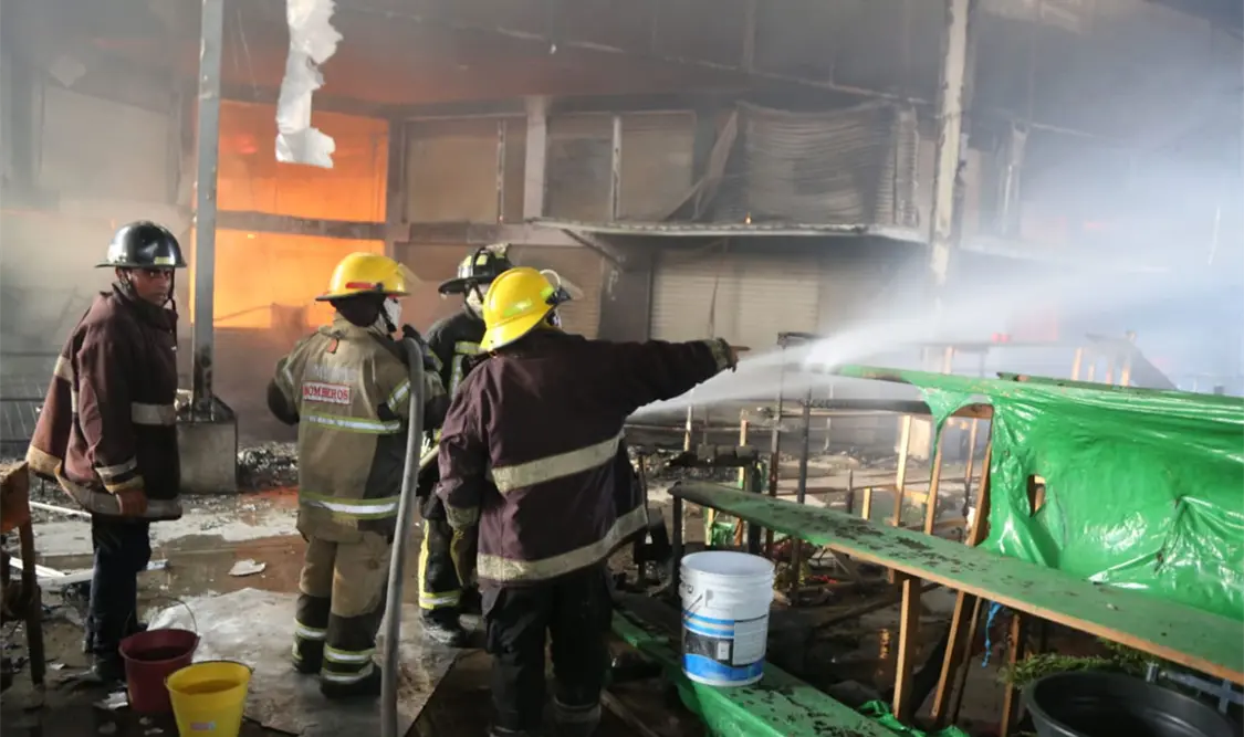 Incendio en mercado deja más de 90 locales con daños