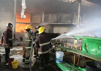 Incendio en mercado deja más de 90 locales con daños Incendio en mercado deja más de 90 locales con daños