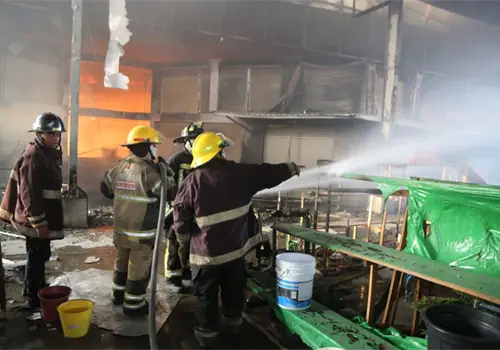 Incendio en mercado deja m&aacute;s de 90 locales con da&ntilde;os