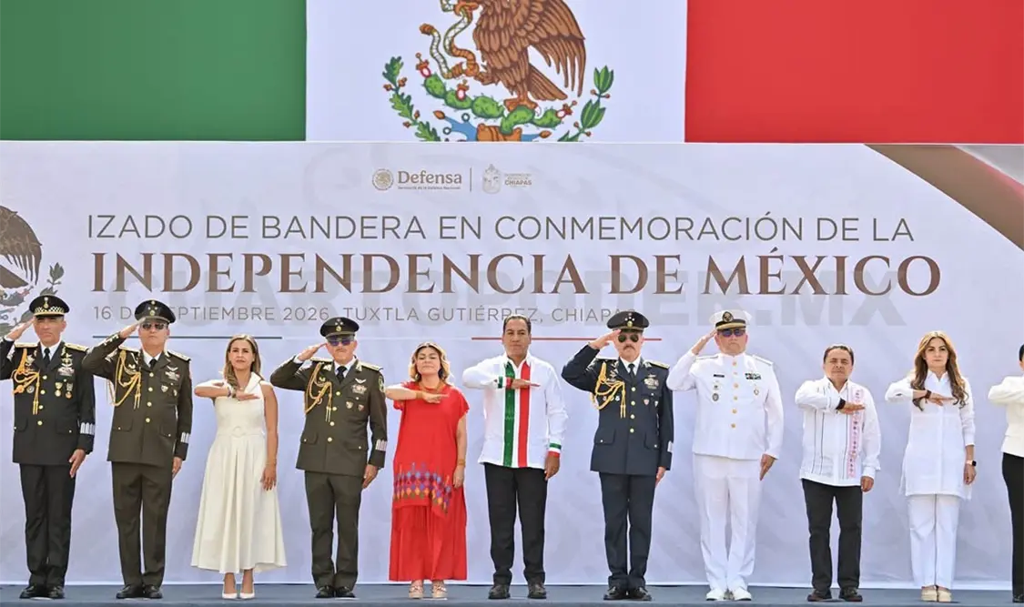 El mandatario saludó con respeto el paso de los contingentes de las Fuerzas Armadas e instituciones participantes. CP