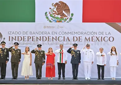 Eduardo Ram&iacute;rez presencia el desfile junto a chiapanecos