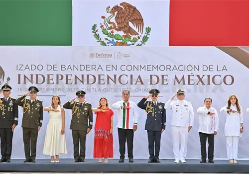 Eduardo Ram&iacute;rez presencia el desfile junto a chiapanecos