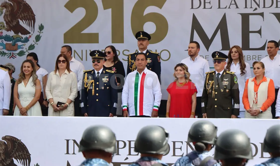 El gobernador y funcionarios presenciaron el desfile. Diego Pérez / CP