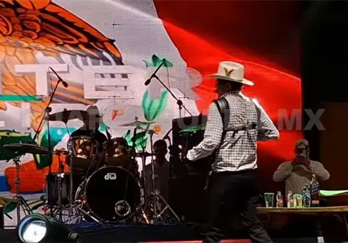 Interpretan narcocorrido en celebraci&oacute;n patria