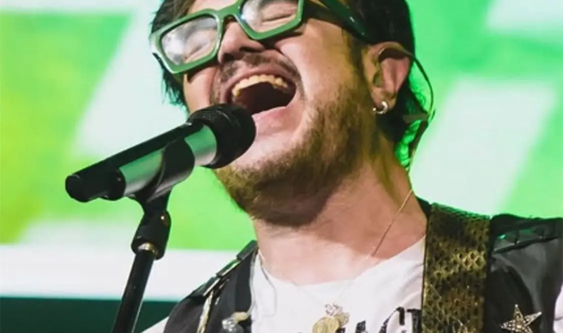 Aleks Syntek habla más de lo que canta