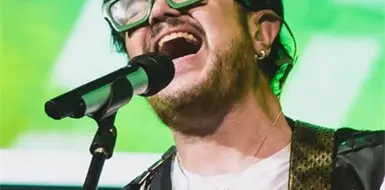Aleks Syntek habla más de lo que canta Aleks Syntek habla más de lo que canta