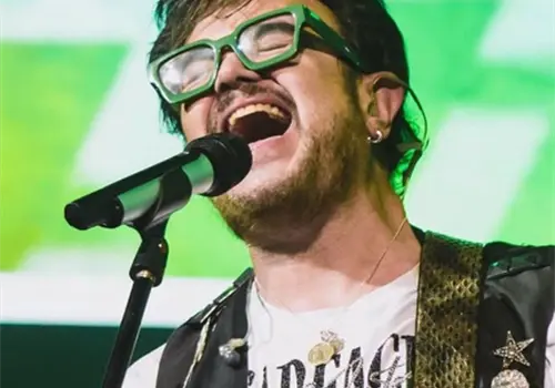 Aleks Syntek habla m&aacute;s de lo que canta