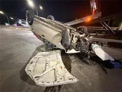 Veloz automovilista vuelca en el libramiento