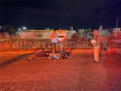 Chocan por alcance camioneta y moto