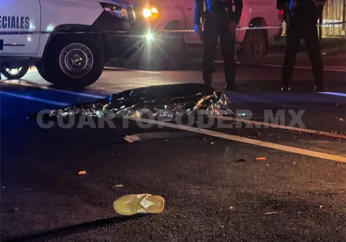 Perece turista en moto impactado por cami&oacute;n