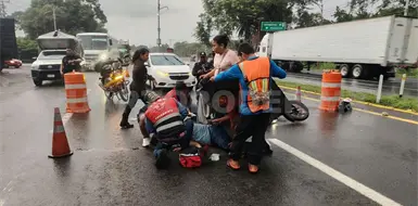 Se estampa contra trafitambo en retén al derrapar unidad Se estampa contra trafitambo en retén al derrapar unidad