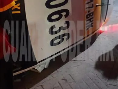 Taxi acaba recostado en cruce de calles