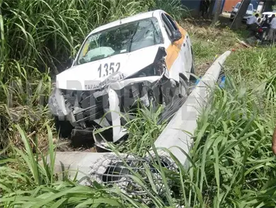 Se sale de v&iacute;a e impacta en poste telef&oacute;nico