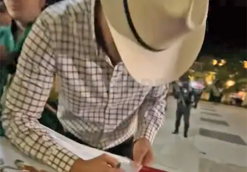 Exhiben a artista firmando bandera de M&eacute;xico