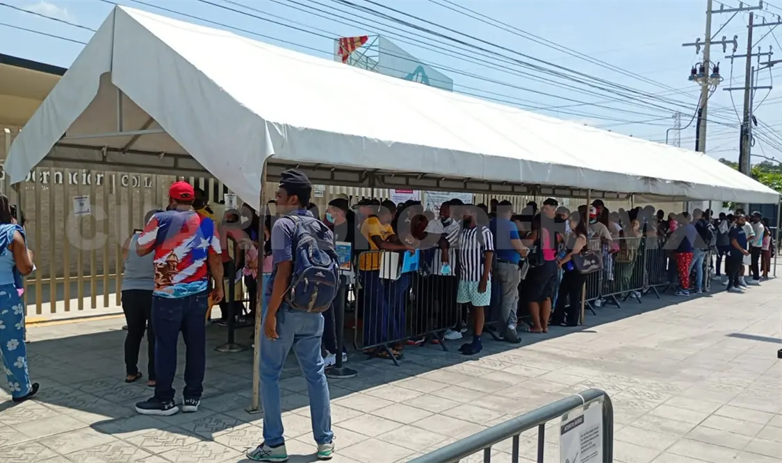Migrantes de distintas nacionalidades se aglomeran en las afueras de la Comar para solicitar asilo. Rafael Victorio / CP