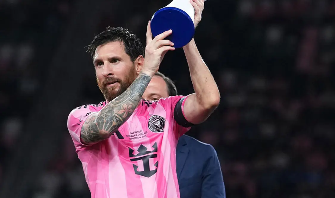 Leo Messi gana un quinto trofeo con Inter Miami al levantar la Copa de Campeones. Además, marcó su gol número 100 para el club en la victoria 2-0 sobre Cruz Azul. Agencias