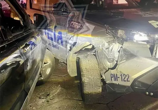 Trata de huir e impacta contra tres patrullas