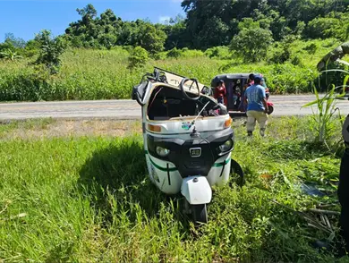 Aprendía a manejar, pero acabó volcando Aprendía a manejar, pero acabó volcando
