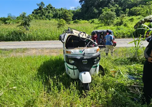 Aprend&iacute;a a manejar, pero acab&oacute; volcando