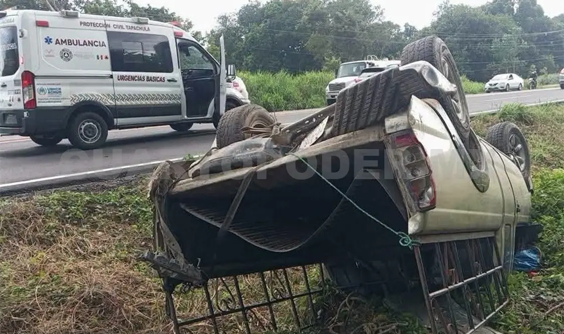 Por el choque por alcance, la pick up abandonó la vía y volcó. Rafael Victorio / CP