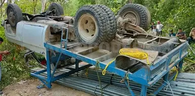 Camión queda con las llantas al aire Camión queda con las llantas al aire