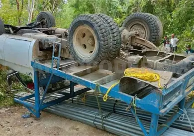 Camión queda con las llantas al aire Camión queda con las llantas al aire
