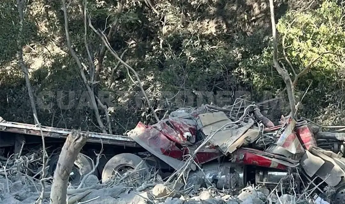 El vehículo de carga se precipitó a barranco al tomar mal la curva de La Tortuga. Juan Orel / CP